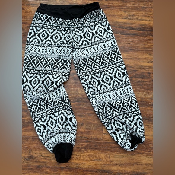 Pants - Harem pants black & white with draw string
Unbranded